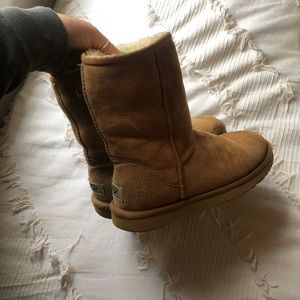 Tan medium height Ugg’s